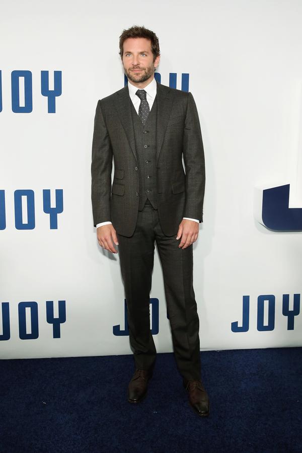 Y su versión 'gentleman' con traje tres piezas en estampado Príncipe de Gales es para morir de amor.