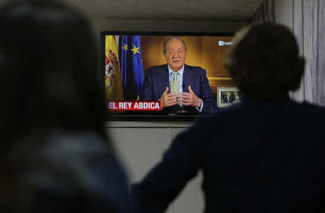 El 2 de junio del 2014 don Juan Carlos abdicaba de forma voluntaria a sus funciones como Rey y las relevaba en su hijo Felipe VI.