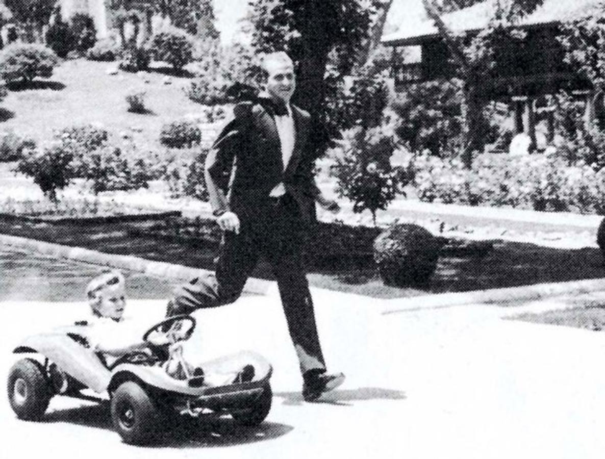 El por aquel entonces futuro Rey Juan Carlos juega junto al pequeño Felipe por los jardines de la Zarzuela.