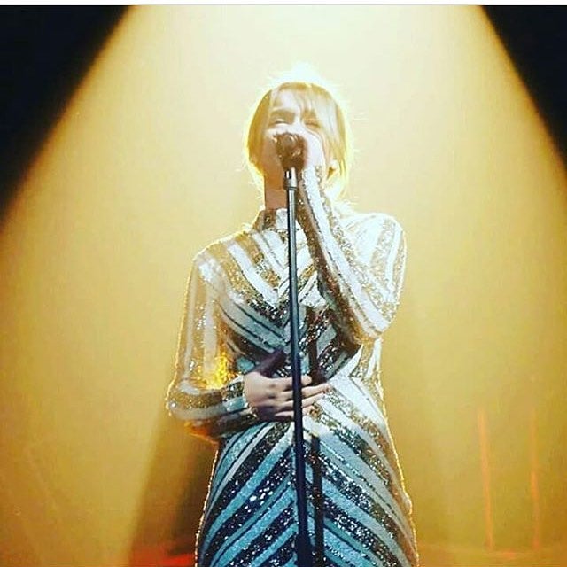 El bonito vestido brillante de Amaia en la gala 9.