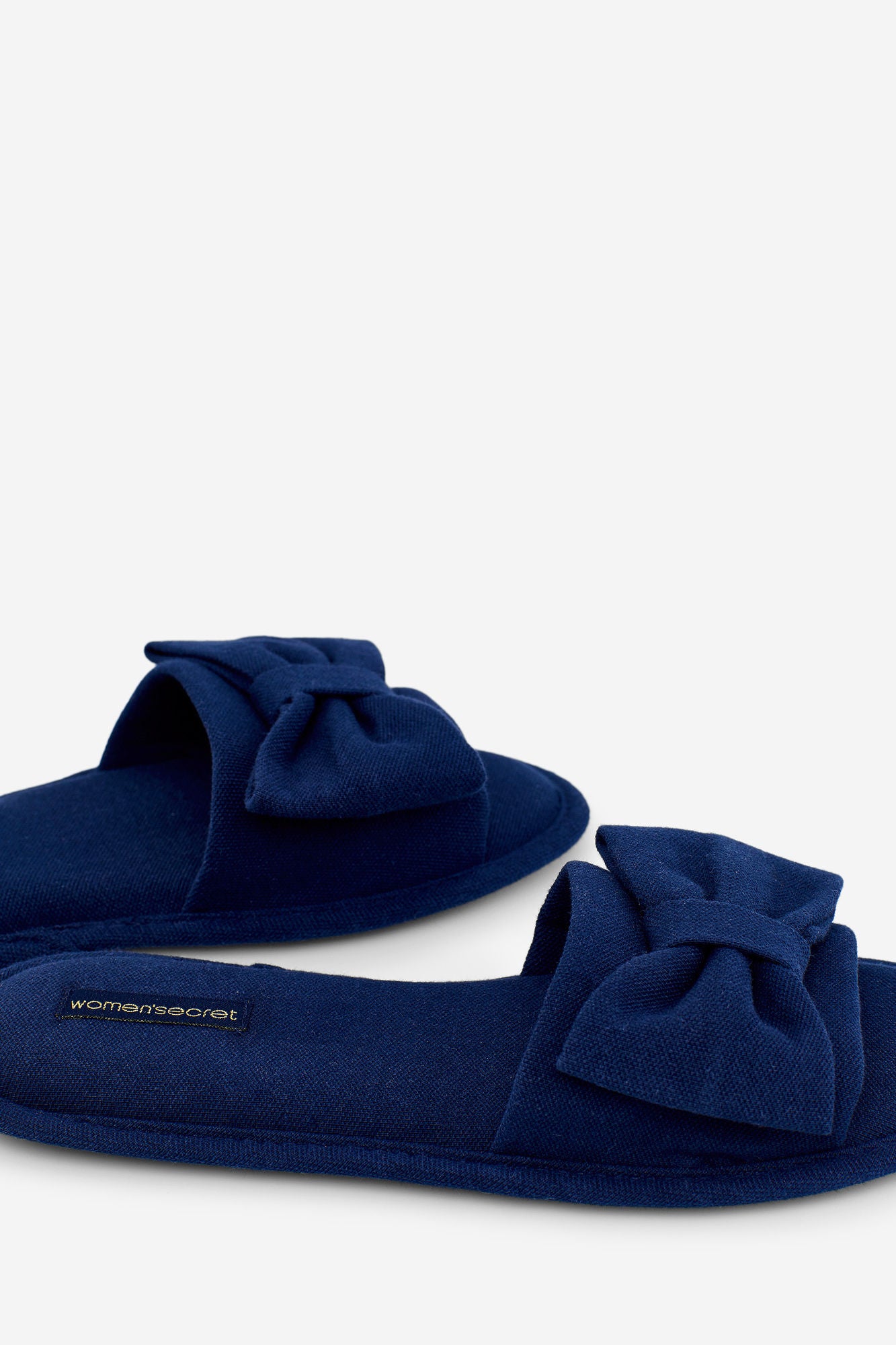 Zapatillas azul marino lazo de Women Secret. Precio: 16,99 euros.