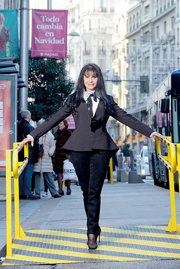 María Edite Santos posa en la Gran Vía para 'Corazón'.