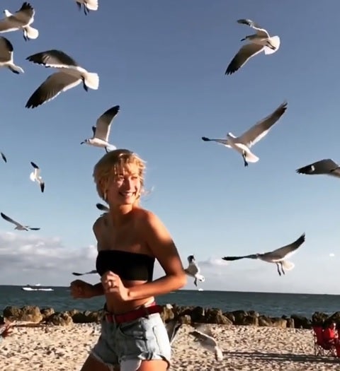 La modelo Hailey Baldwin subió a su cuenta de Instagram un entrañable video donde podemos verla en la playa junto a muchas palomas.