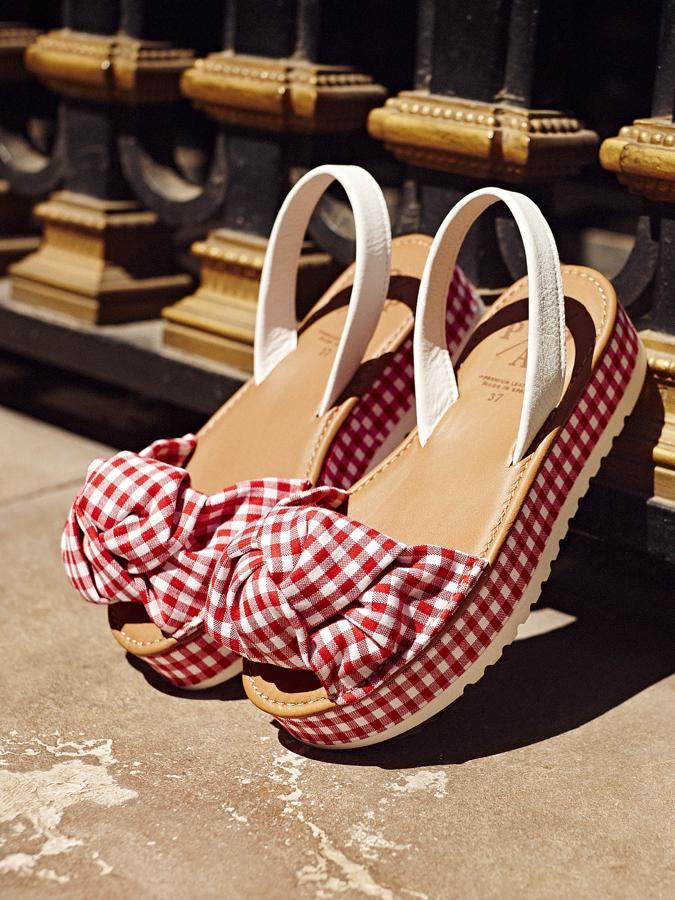 Cuando te pongas las Menorquinas Popa con plataforma no querrás quitártelas. Y sí, son para salir, pero son tan cómodas que parecen de estar en casa. Precio: 60 euros.