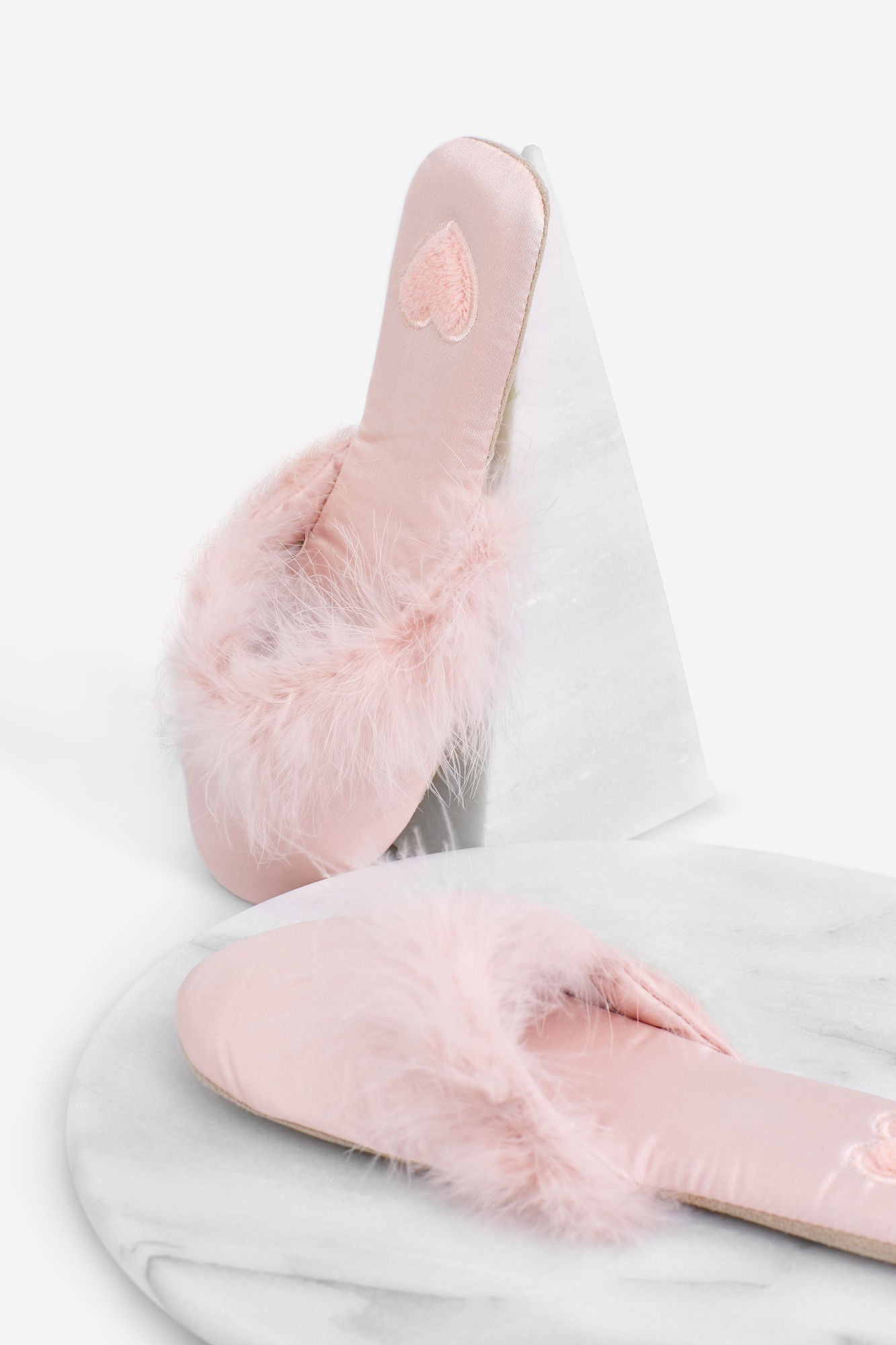 Satén y pompón, estas zapatillas de Women Secret te recordarán a las de tu madre y sí, son muy cuquis. Precio: 14,99 euros.