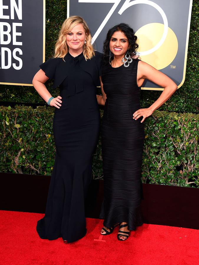 Amy Poehler y Saru Jayaraman a su llegada a los Globos de Oro 2018.