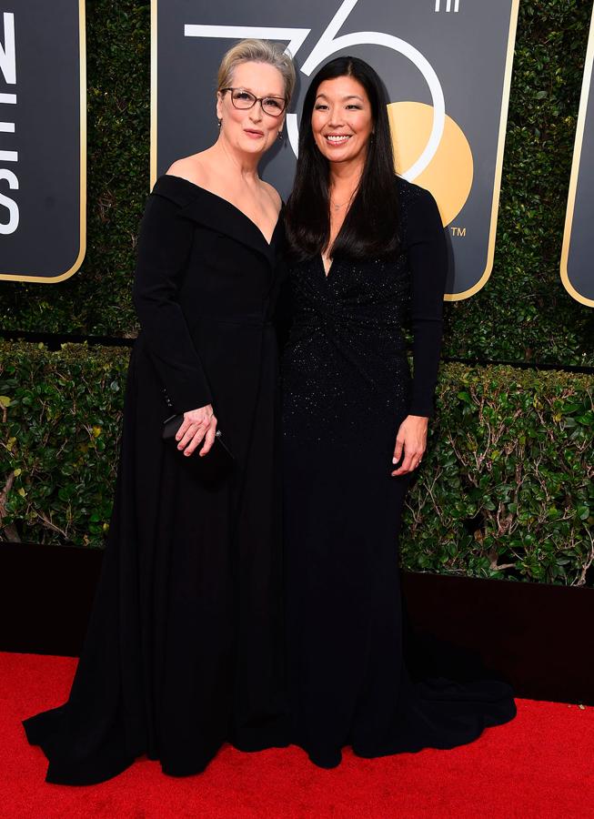 Metyl Streep posa con Ai-jen Poo en los Globos de Oro 2018.