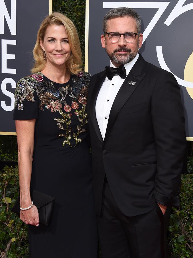 Steve Carell posa con su esposa, Nancy, a su llegada a los Globos de Oro 2018.