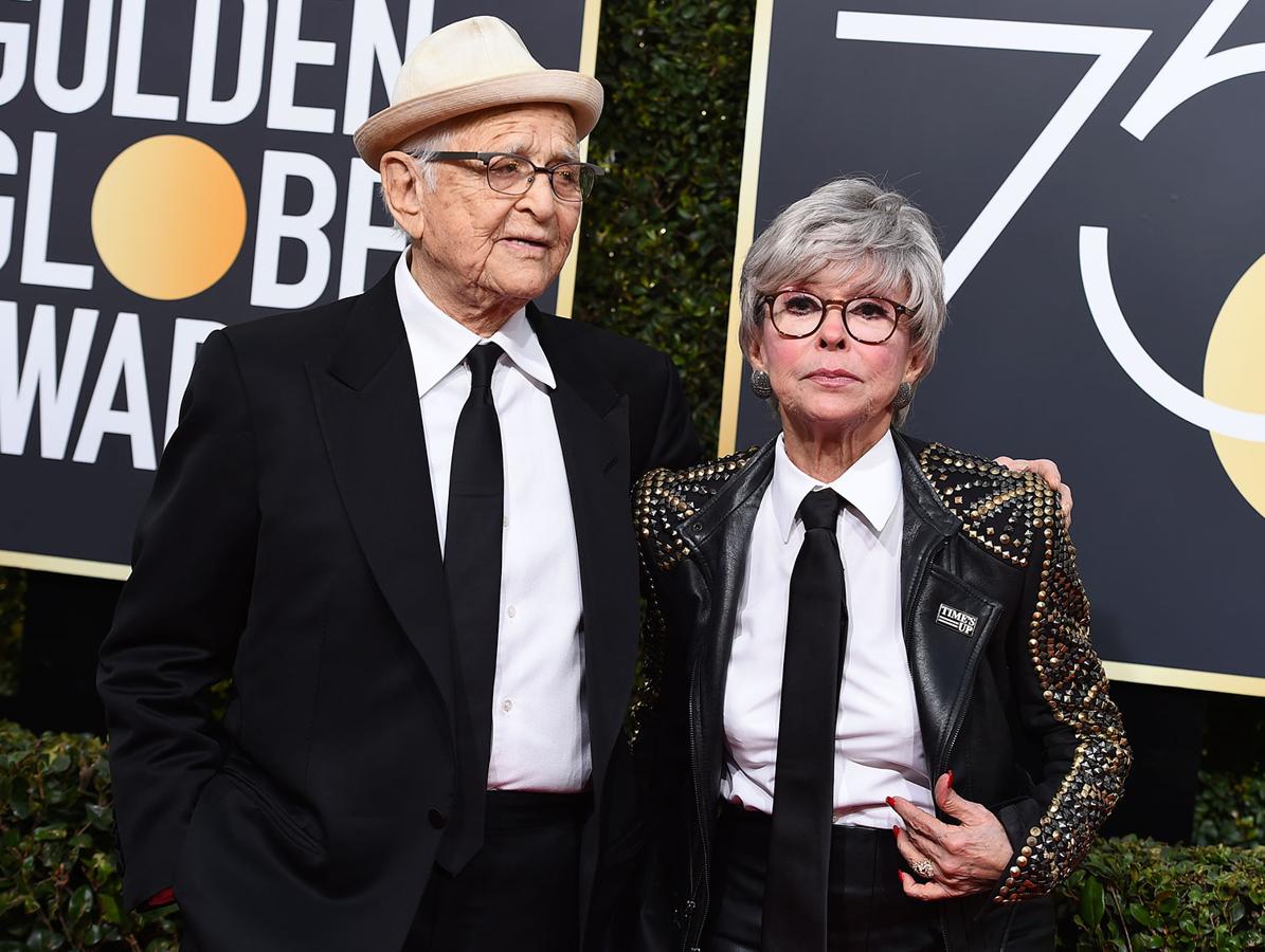 Norman Lear y Rita Moreno posan a su llegada a los Globos de Oro 2018.