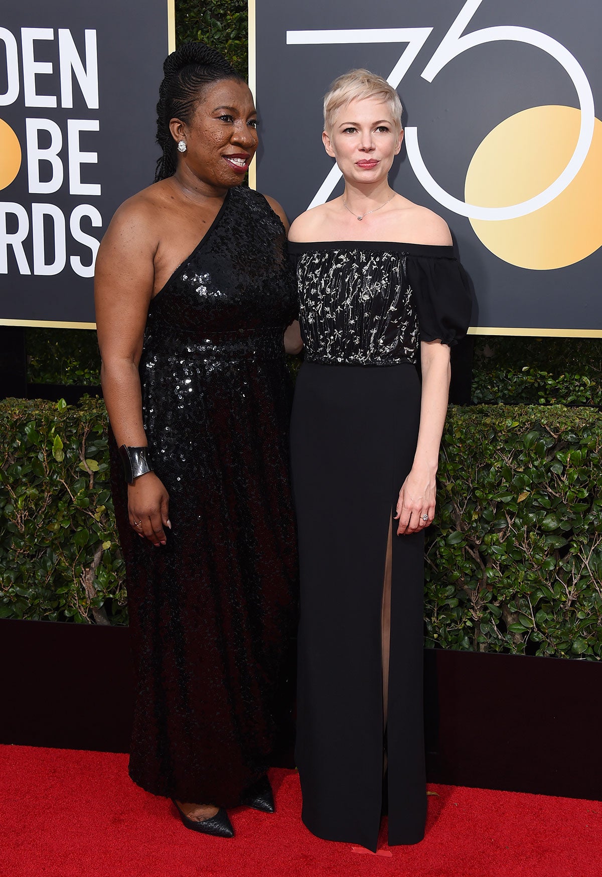 Tarana Burke y Michelle Williams posan juntas en los Globos de Oro 2018.