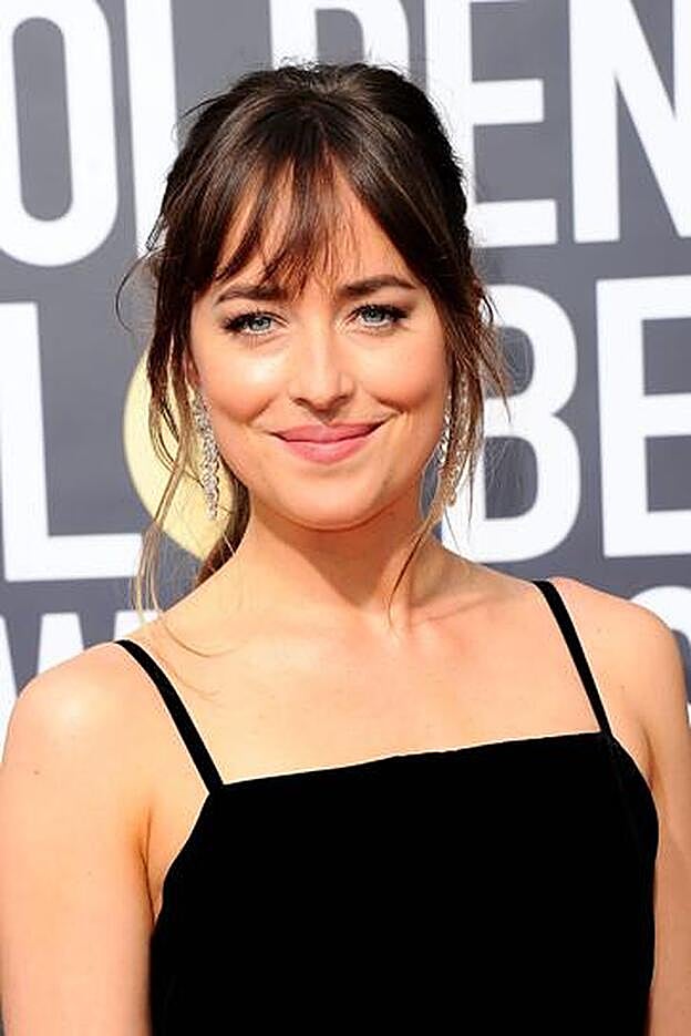 Dakota Johnson ha vuelto a lucir flequillo en cortina en la alfombra roja de los Globos de Oro.