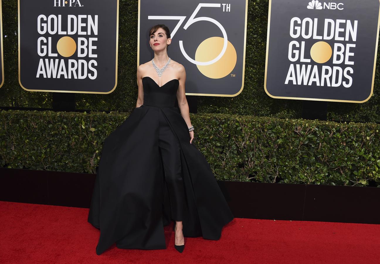 Alison Brie no solo se apunta al negro: la actriz da una lección de feminismo con su impresionante mono con sobrefalda.