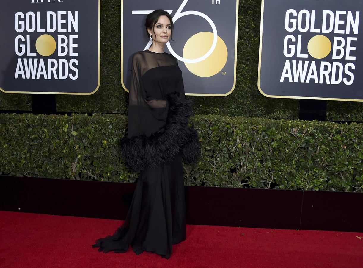 Después de su ausencia el año pasado, Angelina Jolie ha vuelto a los Globos de Oro enfundada en un Atelier Versace que es uno de los mejores looks que le recordamos.