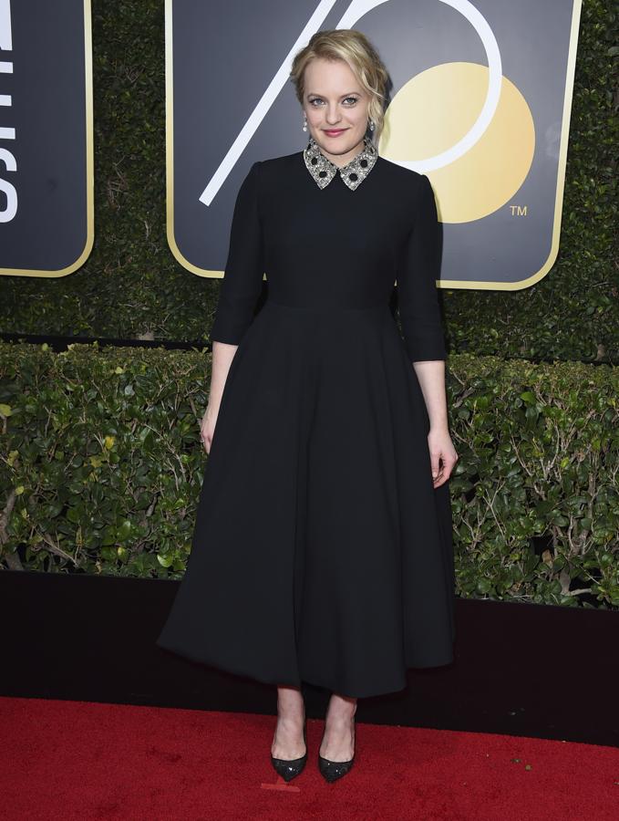 El vestido negro de estilo 'new look' de Elisabeth Moss no es feo, pero nos dice poco en una noche como los Globos de Oro.