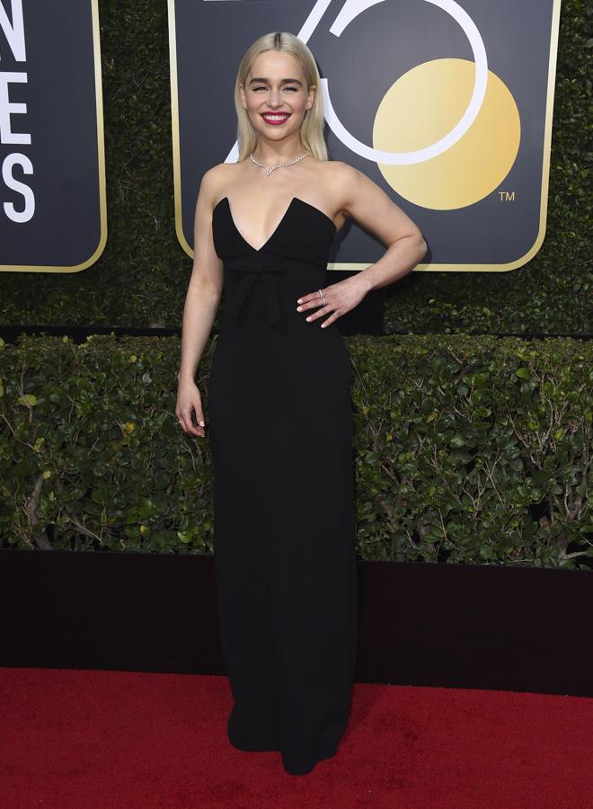 Emilia clarke, con un sencillo y escotadísimo diseño de Miu Miu