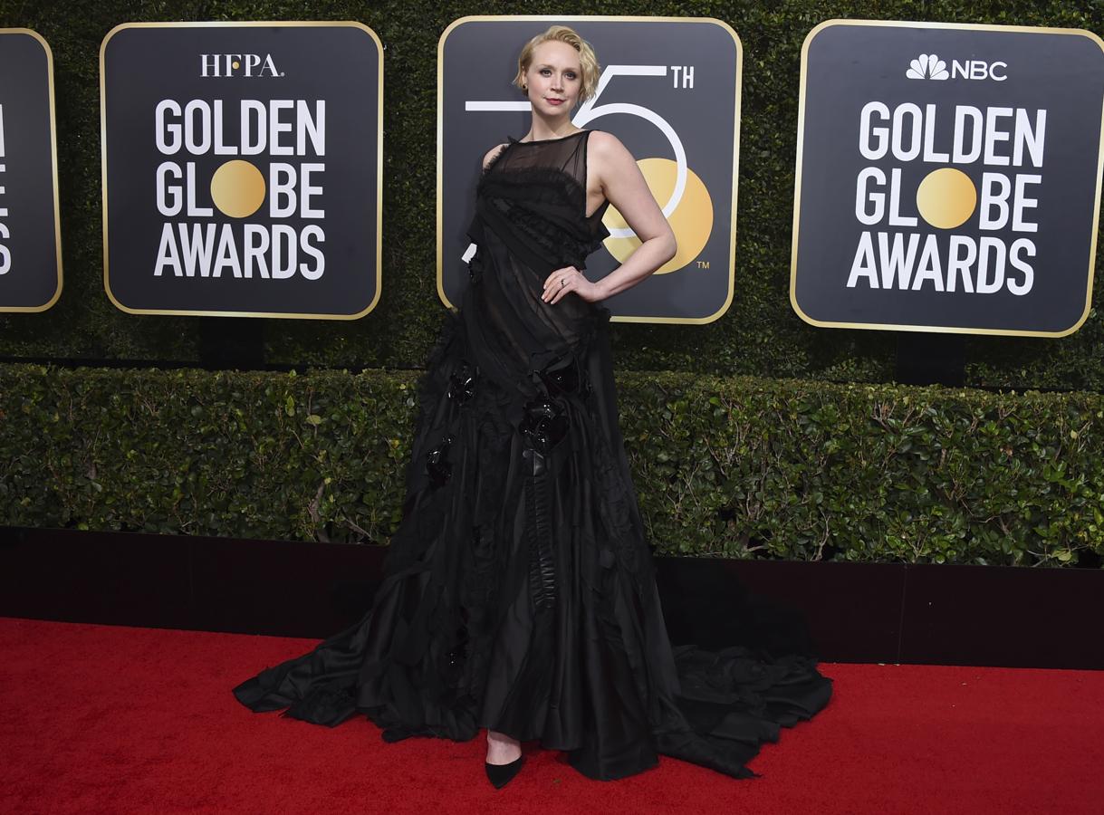 Gwendoline Christie no ha podido elegir peor su look: el vestido de Giles Deacon tiene todos los ingredientes para estar en la lista de peores looks de la noche.