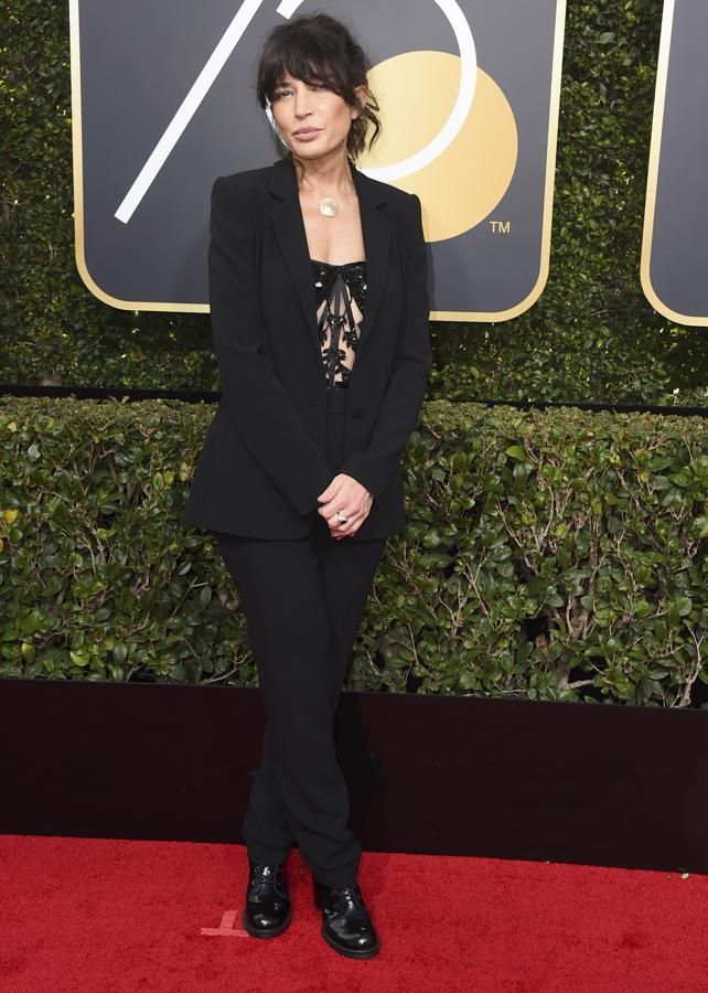 El look de Reed Morano era perfecto hasta que nos fijamos en el bajo de sus pantalones y el terrible efecto con los zapatos.