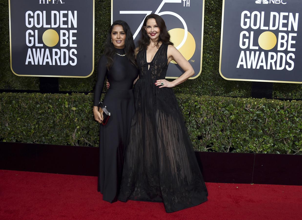 Salma Hayek, impecable de Balenciaga, ha asegurado en Instagram que "me he vestido de negro no por duelo, sino por un despertar". ¡Brava!