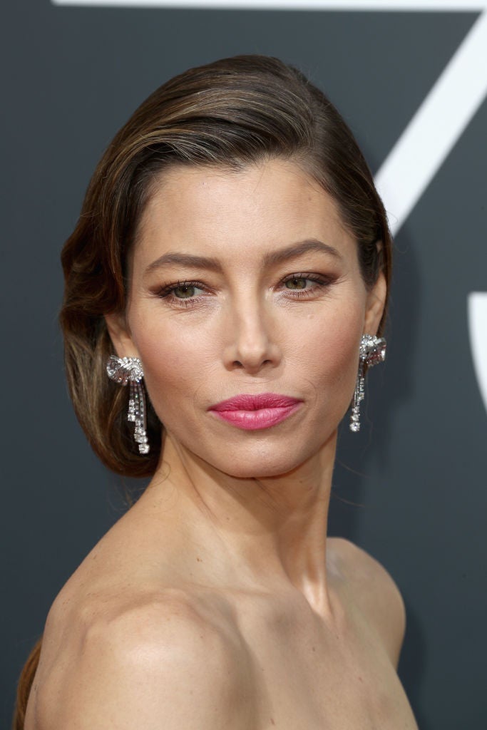 Jessica Biel lució uno de los peinados más originales de la noche, una coleta baja, con una onda vintage lateral. Como maquillaje: labios rosas y sombras marrones.