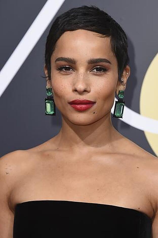 Zoe Kravitz con labios rojos en los Globos de Oro 2018.