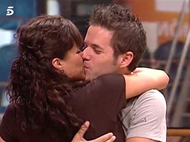 Pablo López recibió la visita de su novia Laura durante su paso por OT. Años después, la pareja ha puesto fin a su relación sentimental. / D.R.