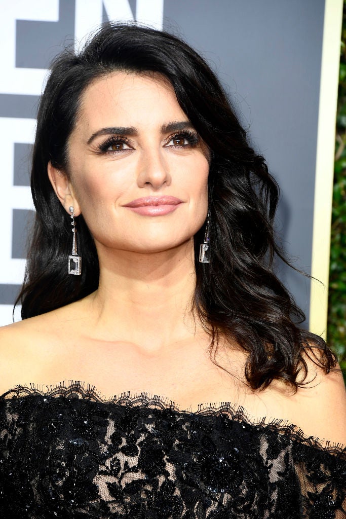 Penélope Cruz dejó su melena suelta con ondas rotas y raya lateral. En su maquillaje destacan sus ojos con sombras marrones y abundante máscara de pestañas.