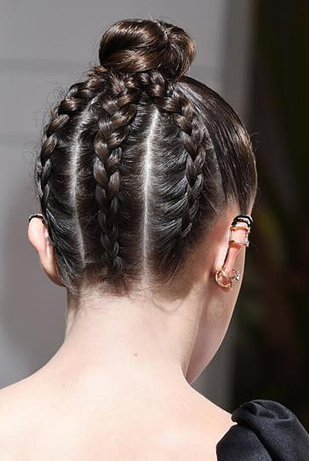 Millie Bobby Brown ha lucido este original recogido con trenzas en la nuca y acababa en un moño alto o 'top knot'.