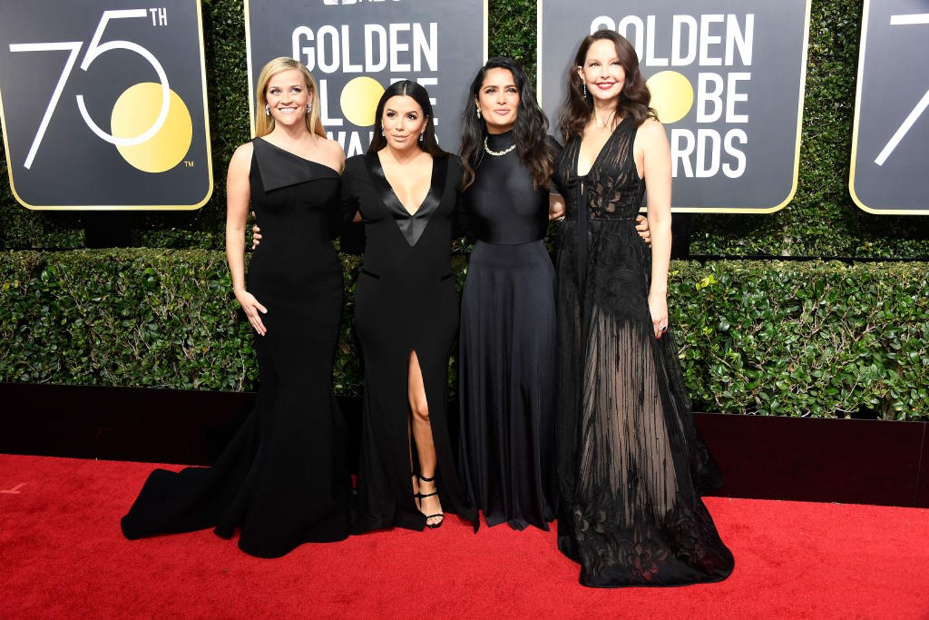 Reese Witherspoon y Ashley Judd junto a Eva Longoria y a una de las protagonistas de la noche: Salma Hayek (tras su denuncia contra el acoso sufrido por el productor).