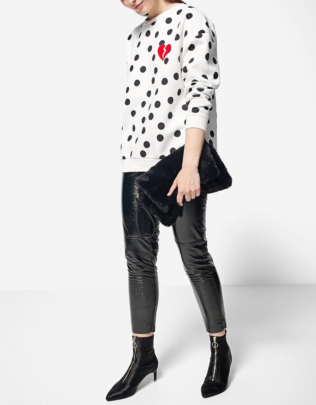 Sudadera de lunares. Precio: 12,99 euros (antes 15,95 euros)