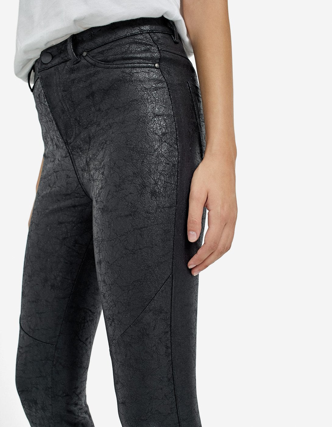 Leggings negros con acabado craquelado. Precio: 15,95 euros (antes 25,95 euros)