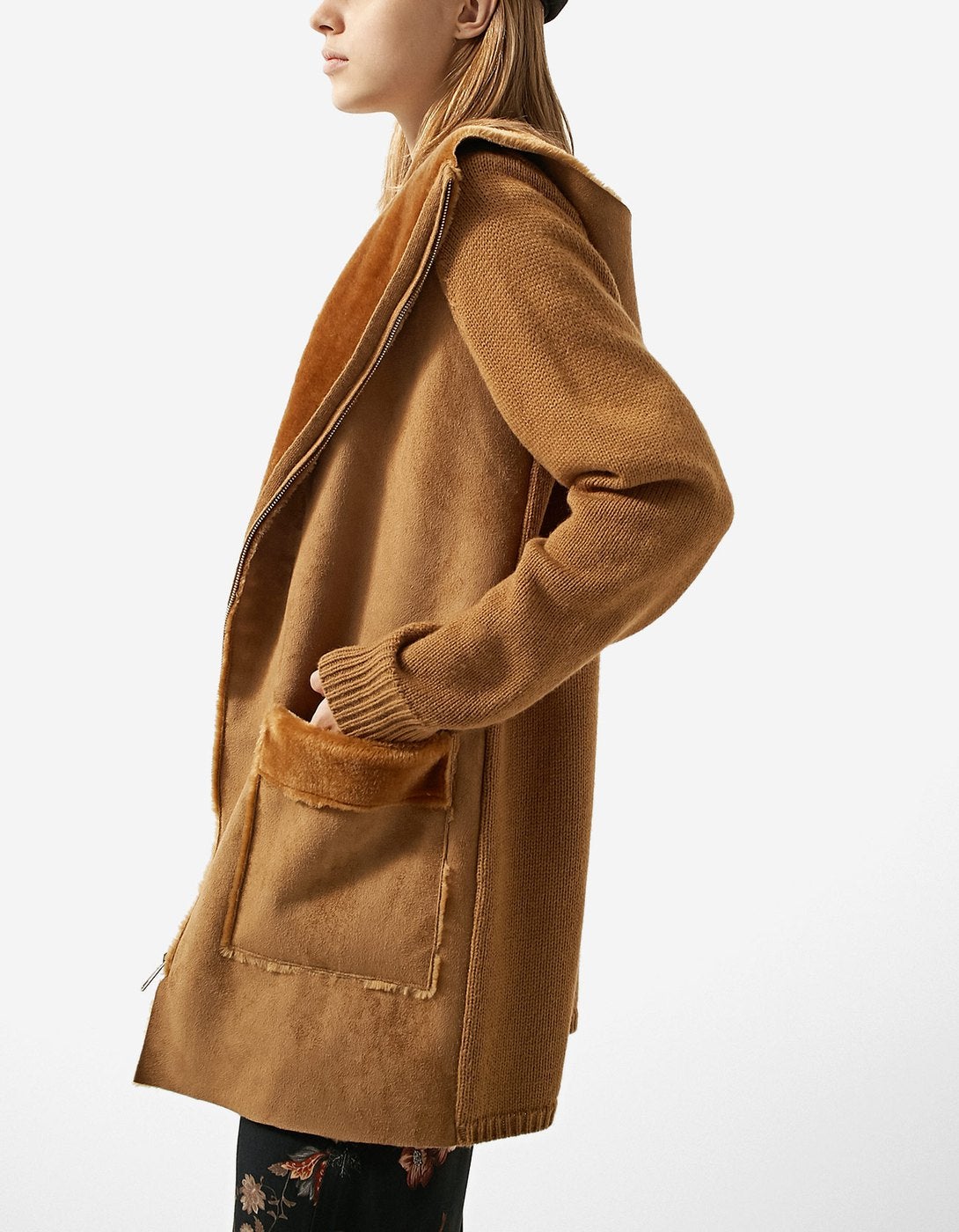 Chaqueta con manga de punto y cuerpo de antelina. Precio: 15,95 euros (antes 25,95 euros)