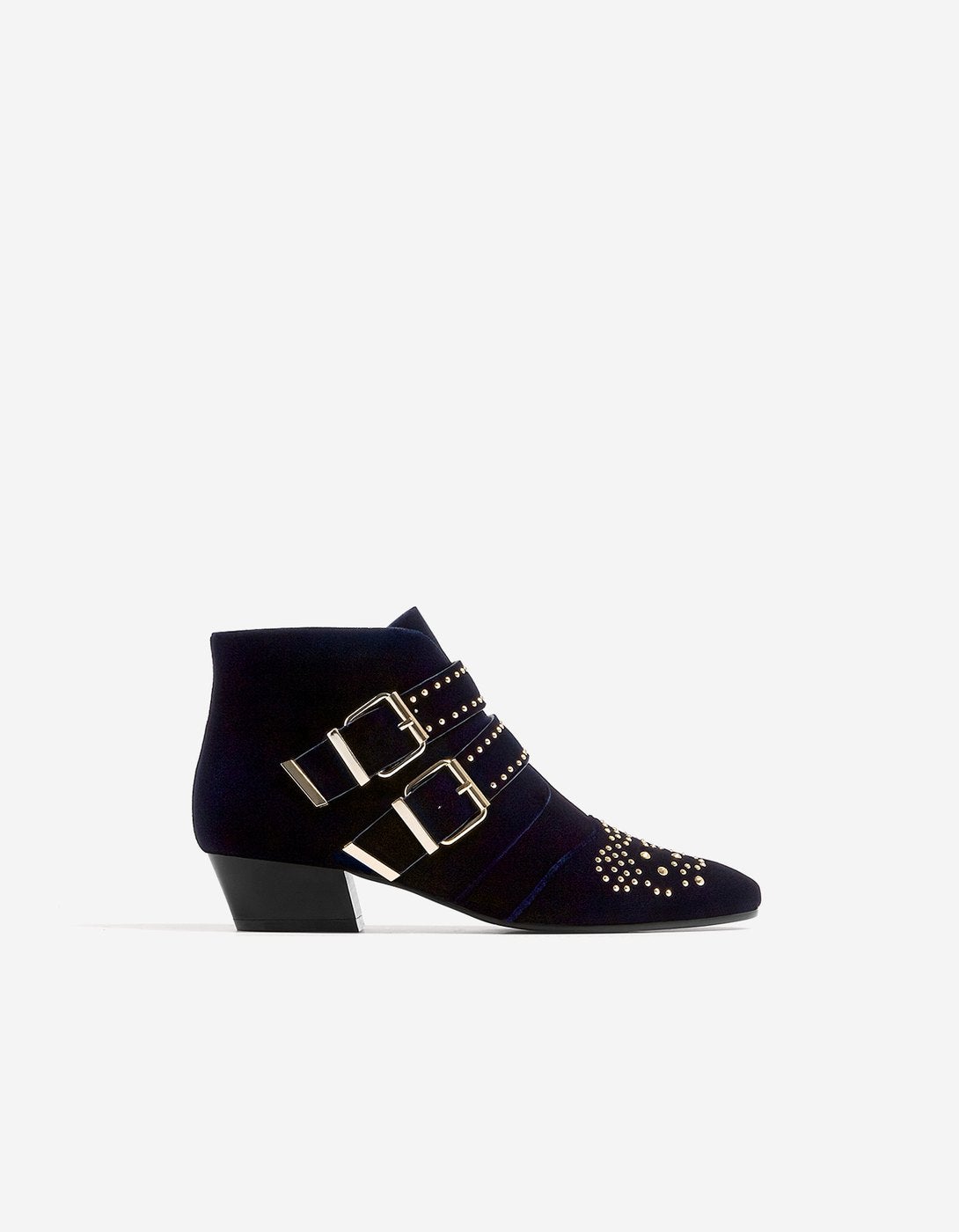Botines con doble hebilla y tachuelas de Stradivarius. Precio: 19,99 euros (antes 39,95 euros)