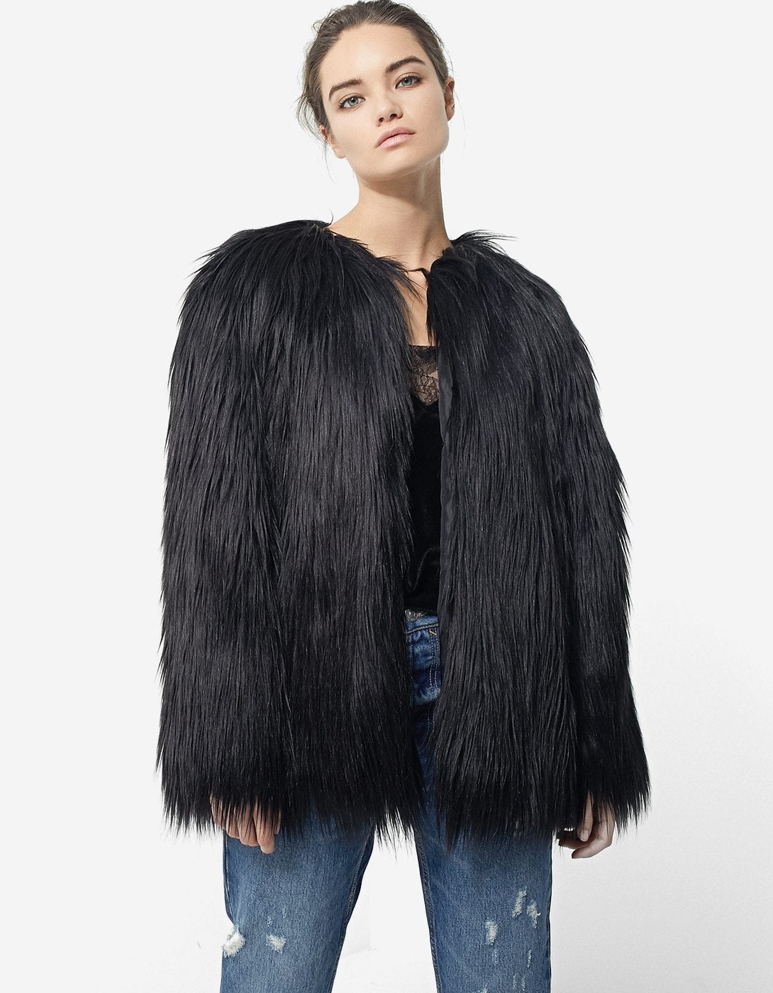 Abrigo de pelo sintético negro. Precio: 39,99 euros (antes 59,95 euros)