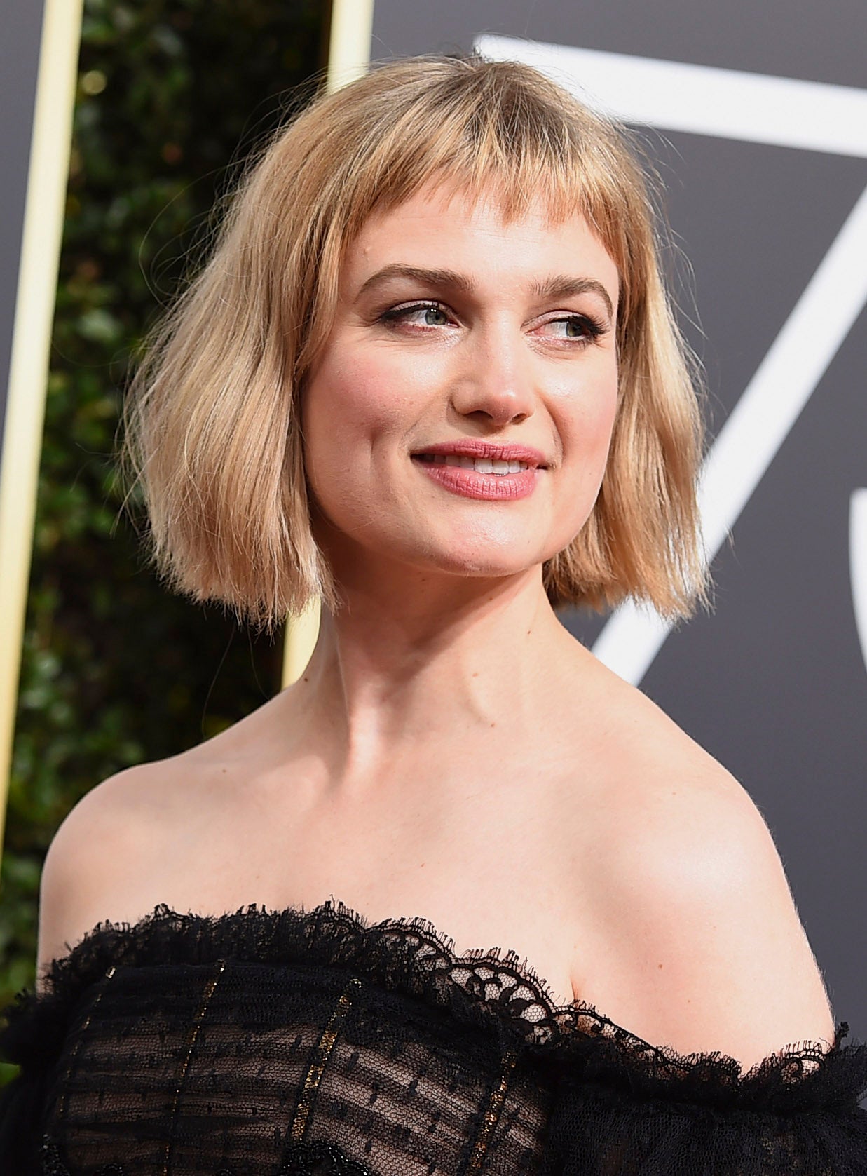 Alison Sudol estrenó en los Globos de Oro corte de pelo: el bob asimétrico con flequillo es sin duda uno de los cortes de pelo de 2018.