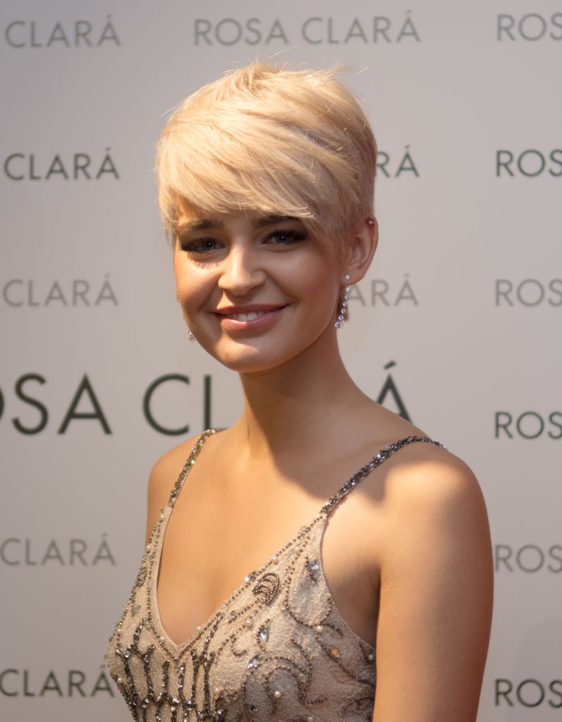 Laura Escanes con un pixie en rubio ceniza y flequillo XXL.