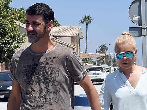 Jesulín de Ubrique y su mujer, María José Campanario, en una foto de este verano.