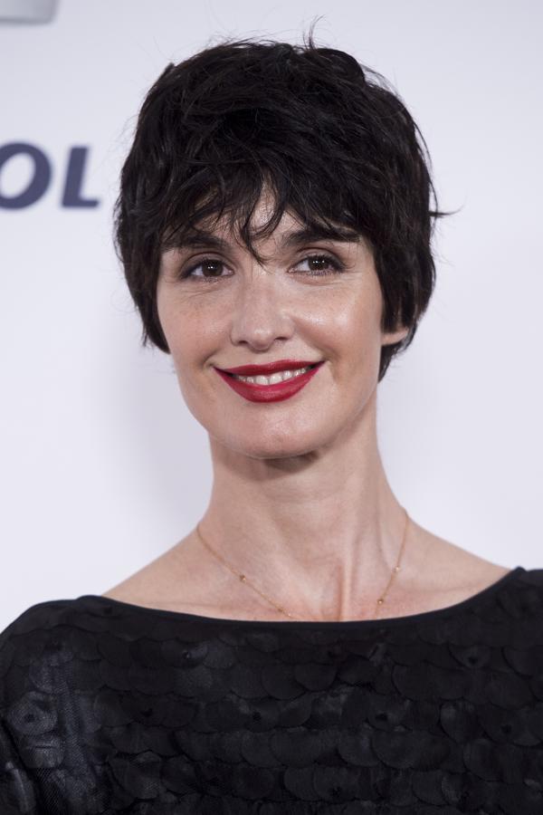 A Paz Vega el pelo corto la vuelve loca. Este corte asimétrico con los laterales más cortos y algo de volumen en la parte superior de la cabeza será uno de los más vistos del verano. La actriz además luce el flequillo abierto.