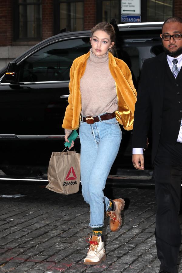 Y como buena la it girl que es, ya luce las botas de moda, las icónicas Timberland que tienen Jennifer Lopez y Hailey Baldwin y que ella lleva en terciopelo.
