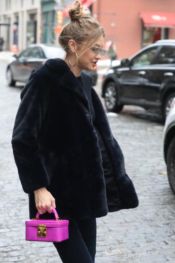 Y como si quisiera dar una de cal y otra de arena, en otras ocasiones apuesta por looks en bloque, como este en azul marino con el bolso cofre rosa como nota discordante.