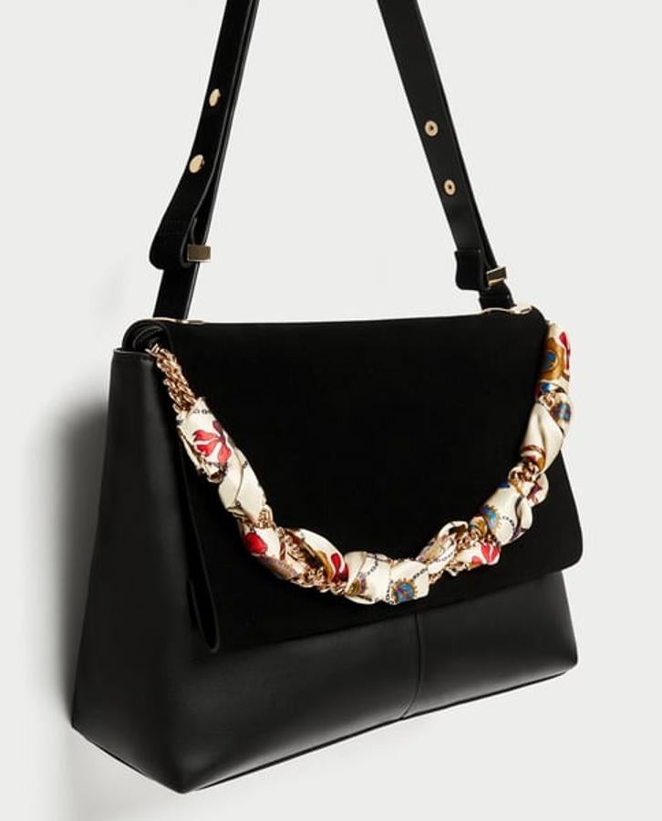 Bolso de piel con pañuelo de Zara. Precio: 19,95 euros (antes 25,99 euros)