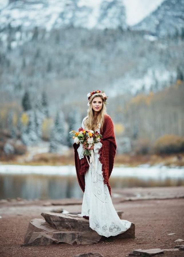 Un look como el de esta novia boho, no necesitamos nada más para nuestra boda de invierno. (Foto: Pinterest).