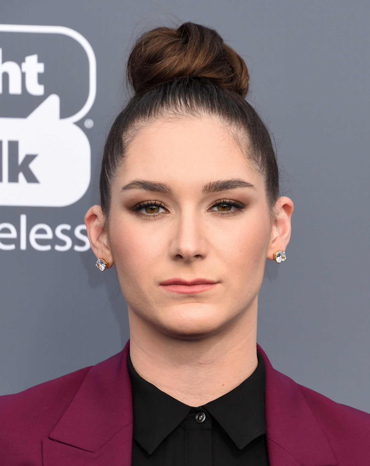 Elizabeth Hannah con un moño alto tipo bun, el recogido del momento, y ojos ahumados en tono marrón.