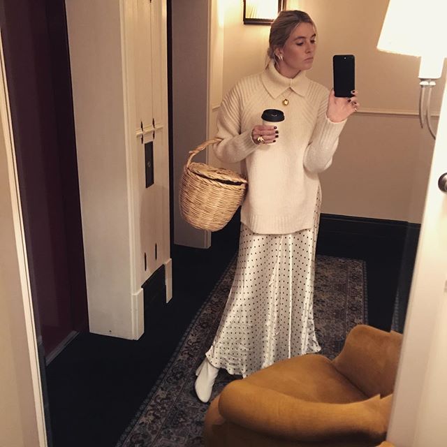 @Camillecharriere lució su falda de satén de lunares con un jersey de cuello alto y botines blancos. Una combinación atrevida que funciona.
