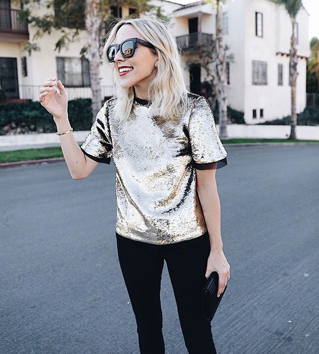¿Que te has comprado un top de lentejuelas y crees que nunca más te lo vas a poner despuñes de Nochevieja? @jaceyduprie lo combina con un pantalón negro. ¡Y acierta!