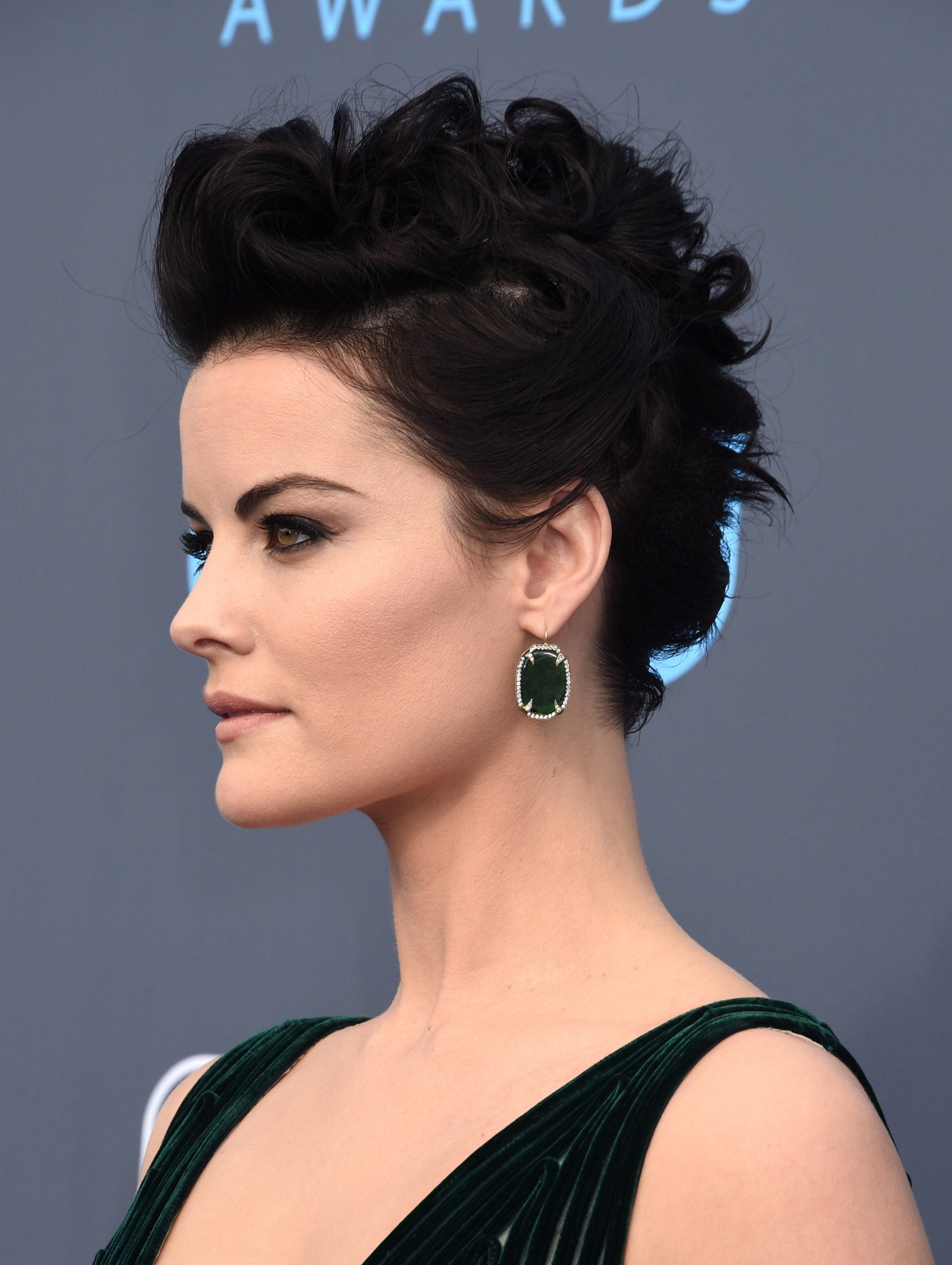 Jaimie Alexander con el peinado más original de la noche: un recogido estilo punk a modo de cresta. Lo combinó con eyeliner negro y labios nude.