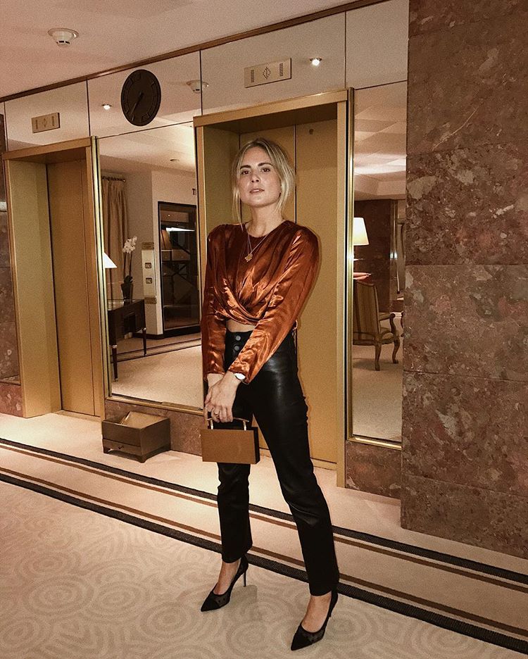 Las combinaciones sencillas son las que mejor funcionan y en eso Lucy Williams es toda una experta. Su blusa de satén y un pantalón negro forman un conjunto aceptable