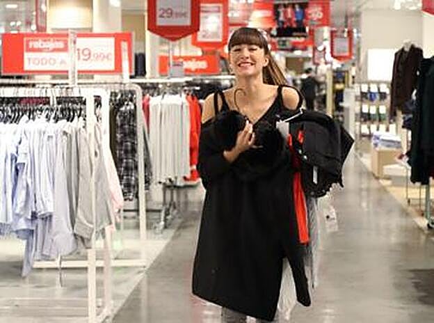 Aitana de camino al probador en su jornada de compras.