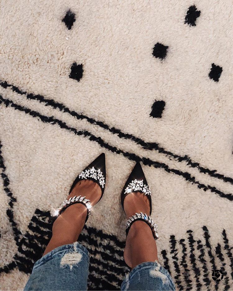 Lo mismo te ocurre con esos zapatos preciosos con pedrería de Nochevieja. ¿Y si te los pones con unos vaqueros para ir a la oficina? Song of style se atreve.