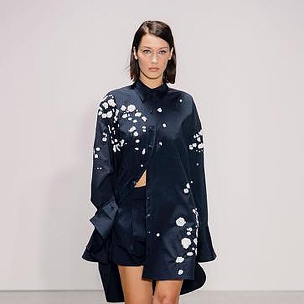 Bella, el lado oscuro. Vivió una adolescencia de estilo punk y algunos problemas con la ley. Su estética es más alternativa y su carácter, oscuro y taciturno. OSCAR DE LA RENTA