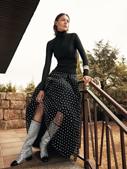 Vestido de lunares de Adolfo Domínguez. Encima, jersey y fajín de Sportmax. Botas de Chanel; y anillos y brazaletes de Aristocrazy.